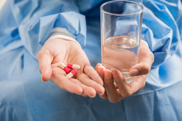 篮球运动员准备投篮得分的特写照片