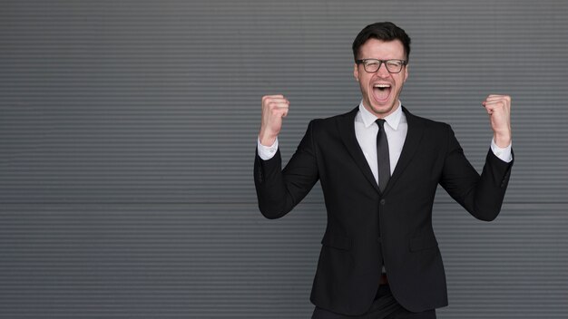 突发新闻概念设计插图，带有信号波与新闻图标