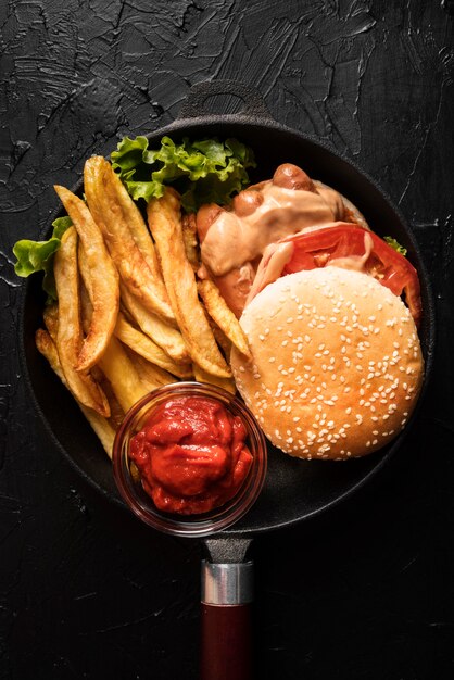 足球战术板概念矢量图，展示球员位置与跑动路线