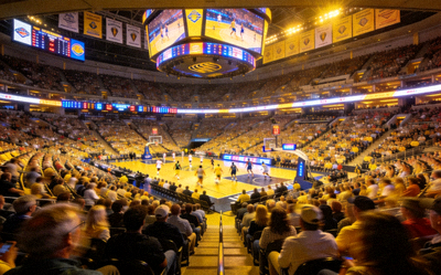 坐满观众的体育场正在举行大型体育赛事